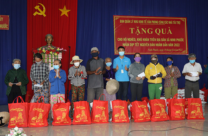 Đại diện Công ty TNHH Điện lực Vân Phong trao quà cho người nghèo xã Ninh Phước