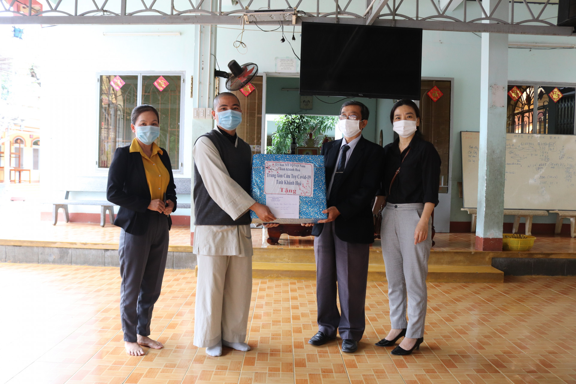Ông Cao Ngọc Tâm thăm, tặng quà tại Cơ sở chăm sóc trẻ mồ côi chùa Thanh Sơn.