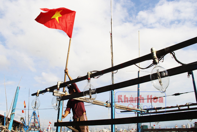 Ngư dân thay cờ Tổ quốc, vươn khơi bám biển xuyên Tết.