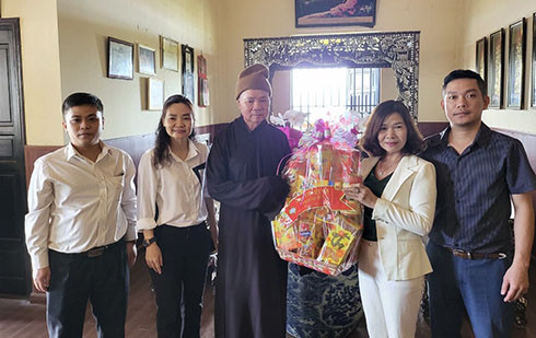 ại diện đoàn trao quà cho Ban trị sự Giáo hội Phật giáo Việt Nam huyện Diên Khánh