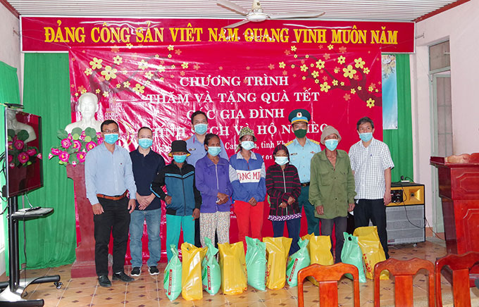 Viện Kiểm sát nhân dân tỉnh và các đơn vị tặng quà Tết cho bà con khó khăn xã Sơn Tân