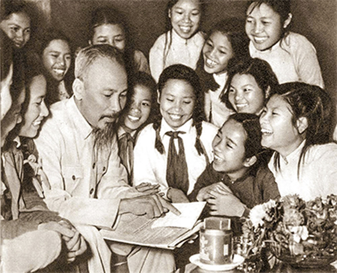 Chủ tịch Hồ Chí Minh với các cháu học sinh trường Trưng Vương, Hà Nội (tháng 5-1955). Ảnh Tư liệu