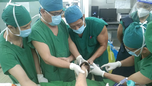 Bệnh nhân nhập viện trong tình trạng bàn tay vẫn bị cuốn vào máy xay thịt.