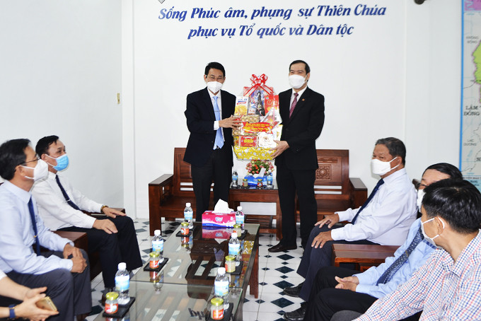 Ông Đinh Văn Thiệu tặng quà Tết cho Ban đại diện Tin lành tỉnh.