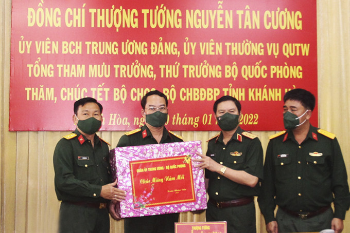Thượng tướng Nguyễn Tân Cương (thứ hai từ phải sang)  tặng quà cho Bộ Chỉ huy Quân sự tỉnh.