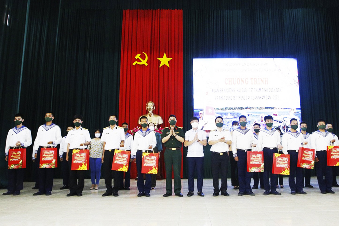 Chương trình &quot;Xuân biên cương, hải đảo - Tết thắm tình quân dân&quot;