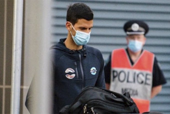 Djokovic bị trục xuất khỏi Australia dưới sự giám sát của cảnh sát.