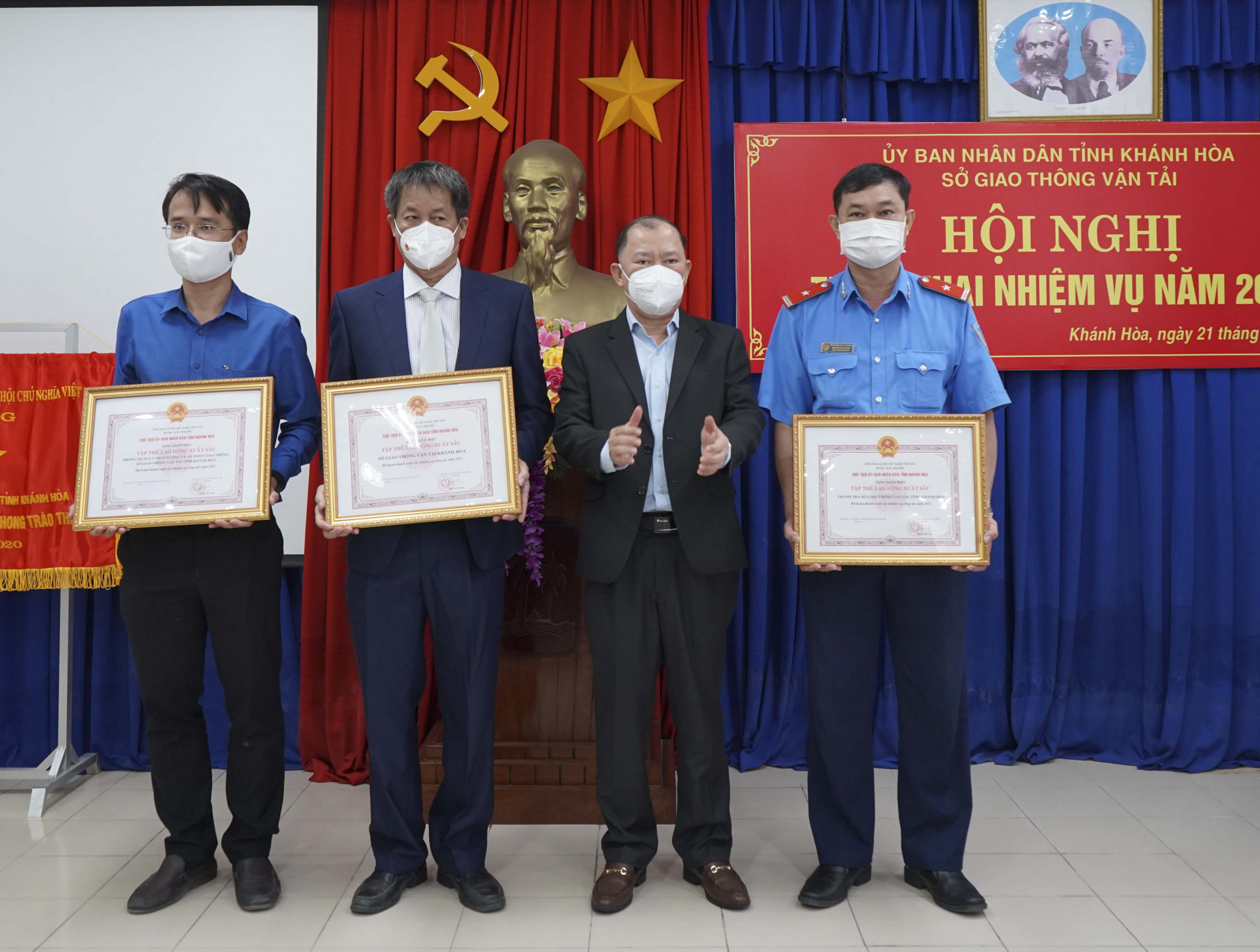 Ông Nguyễn Anh Tuấn trao danh hiệu tập thể lao động xuất sắc cho các tập thể. 