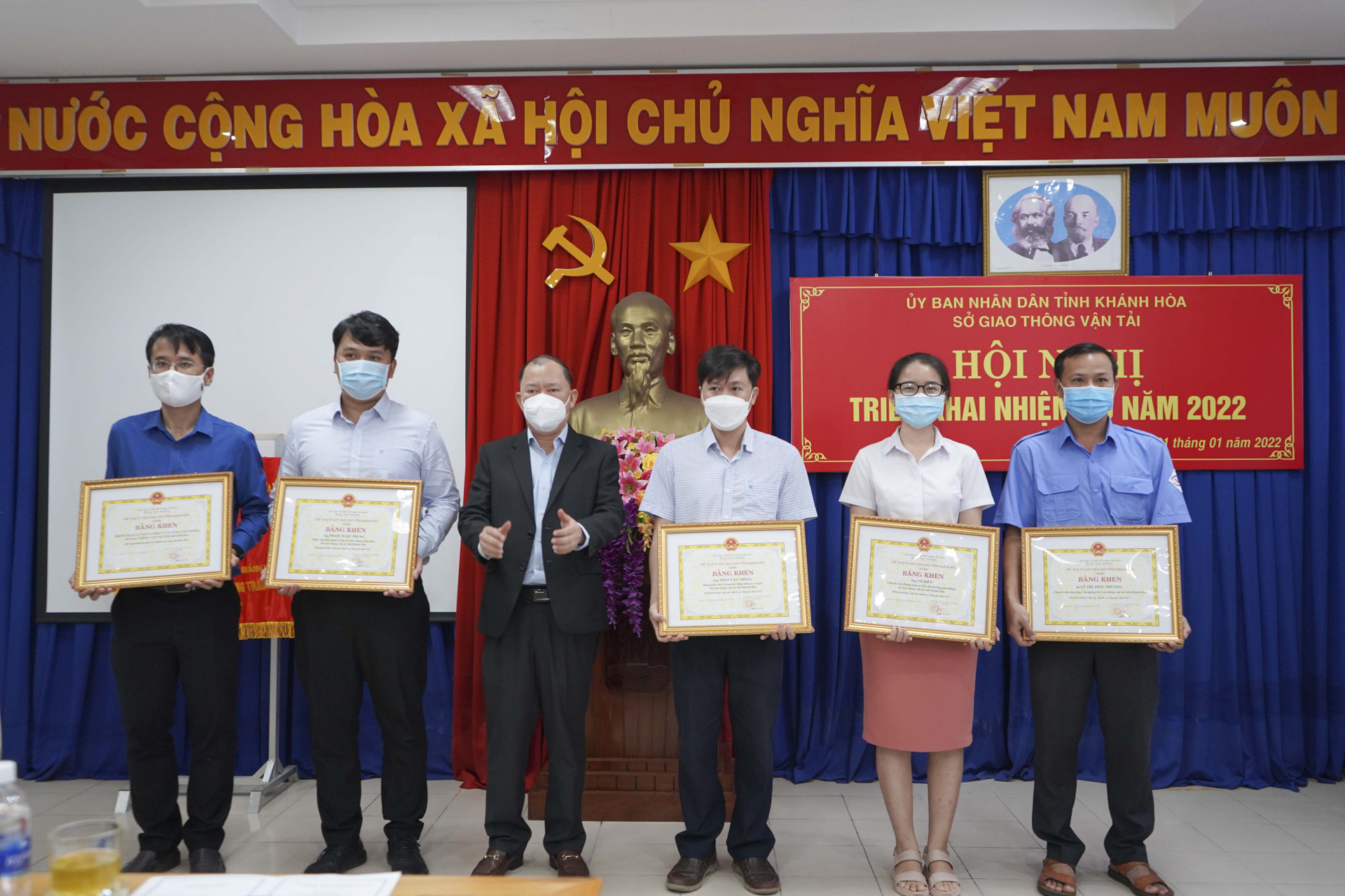 Ông Nguyễn Anh Tuấn trao bằng khen cho các cá nhân có thành tích xuất sắc.