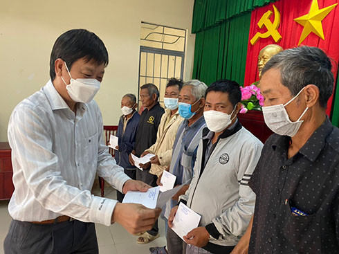 Ông Huỳnh Mộng Giang tặng quà cho các già làng xã Cam Phước Đông 