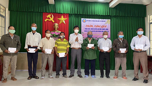 Ông Huỳnh Mộng Giang tặng quà cho các già làng xã Cam Thịnh Tây