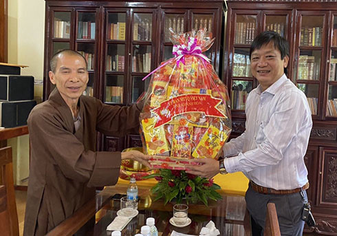 Ông Huỳnh Mộng Giang tặng quà cho Ban trị sự Giáo hội Phật giáo TP. Cam Ranh