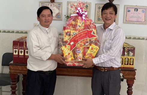 Ông Huỳnh Mộng Giang tặng quà cho Giáo xứ Ba Ngòi