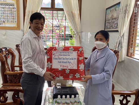 Ông Huỳnh Mộng Giang tặng quà cho Mái ấm Nhân ái