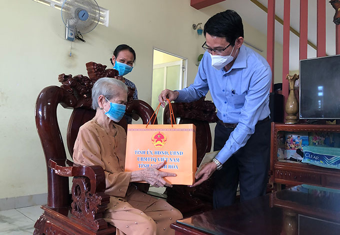 Ông Đinh Văn Thiệu tặng quà Tết cho gia đình bà Nguyễn Thị Rùm.