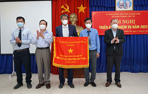 Ông Nguyễn Anh Tuấn trao cờ thi đua của Chính phủ cho Sở Giao thông vận tải.