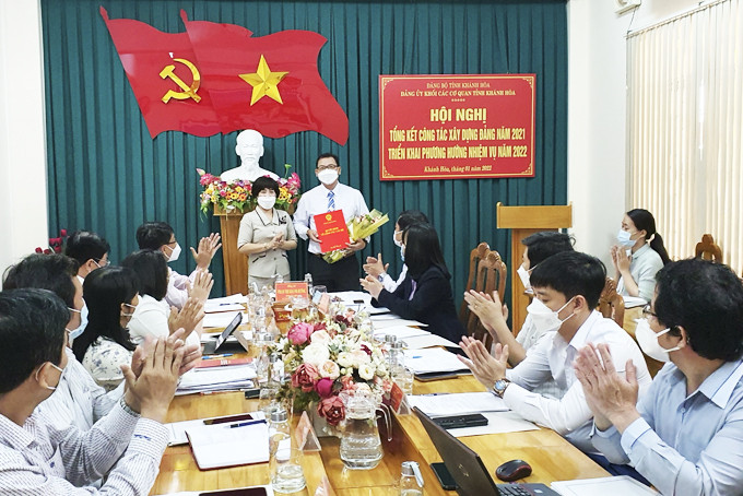 Đồng chí Phạm Thị Khánh Hương trao quyết định chuẩn y  cho đồng chí Hồ Xuân Đức.