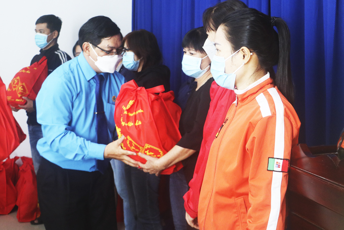 Công đoàn ngành Công Thương trao 200 suất quà Tết cho đoàn viên, người lao động