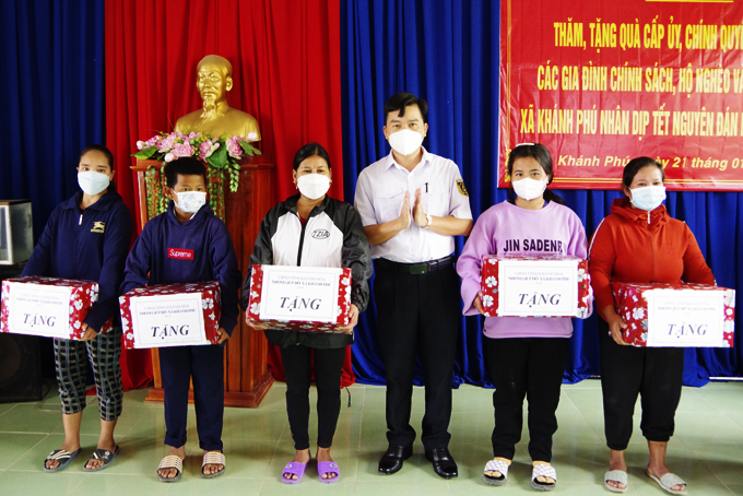 Tặng quà tại các đơn vị, địa phương