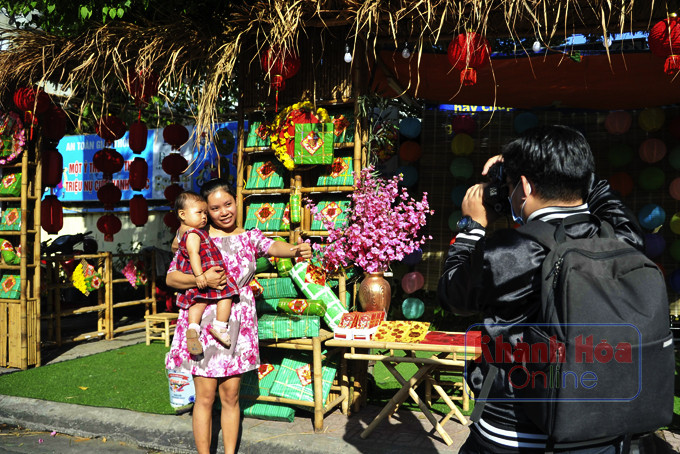  Gian hàng mô phỏng không gian Tết cổ truyền tại khu vực cạnh Trường THCS Thái Nguyên thu hút khách.
