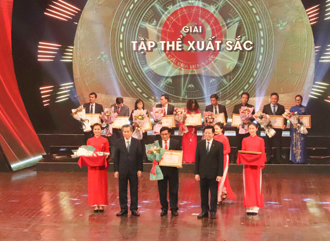 Trao giải Búa liềm vàng năm 2021 cho 67 tác phẩm báo chí xuất sắc
