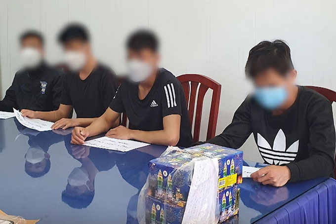 VIDEO: Xử lý 1 vụ mua bán pháo nổ