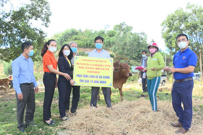 Đảng ủy Khối các cơ quan tỉnh Khánh Hòa tặng quà Tết cho đồng bào thiểu số huyện Khánh Sơn