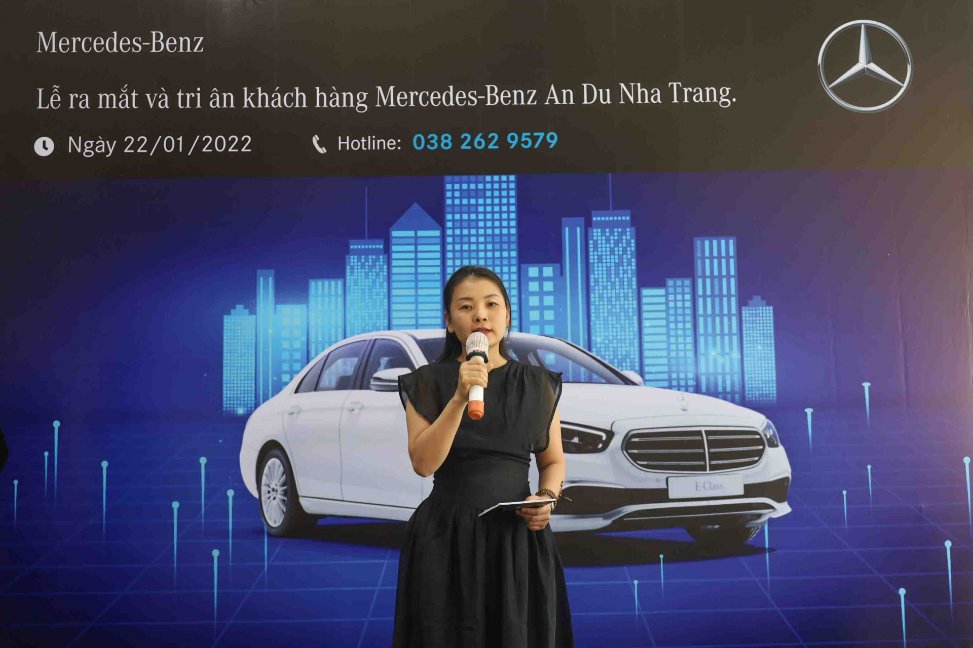Bà Nguyễn Thị Thùy Vân - Giám đốc Chi nhánh Mercedes-Benz An Du Nha Trang phát biểu tại lễ ra mắt. 