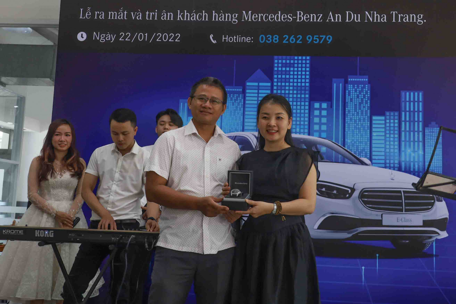 Đại diện Chi nhánh Mercedes-Benz An Du Nha Trang tặng quà khách hàng. 