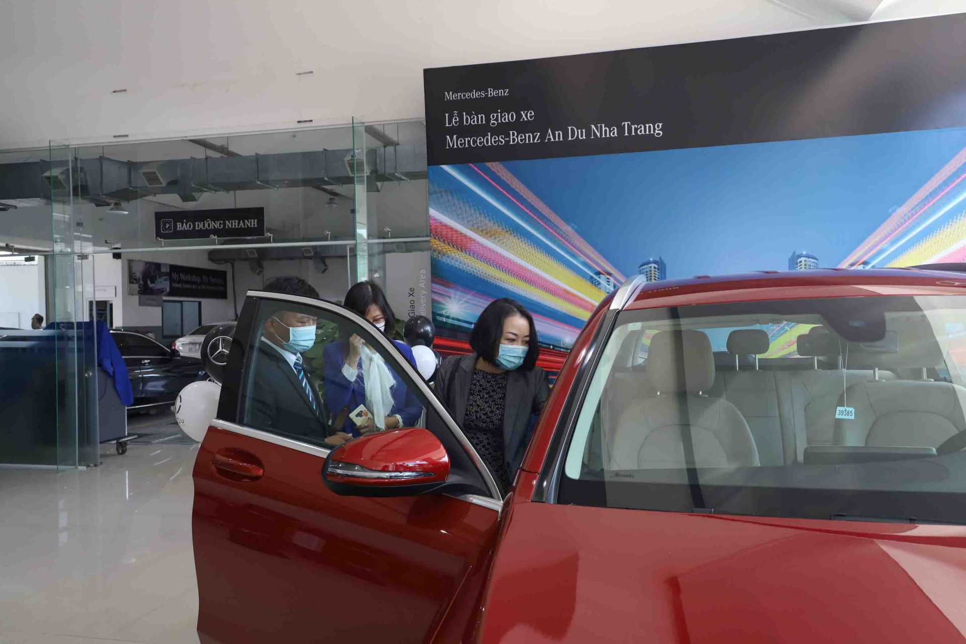 Khách hàng xem xe được trưng bày tại Mercedes-Benz An Du Nha Trang. 