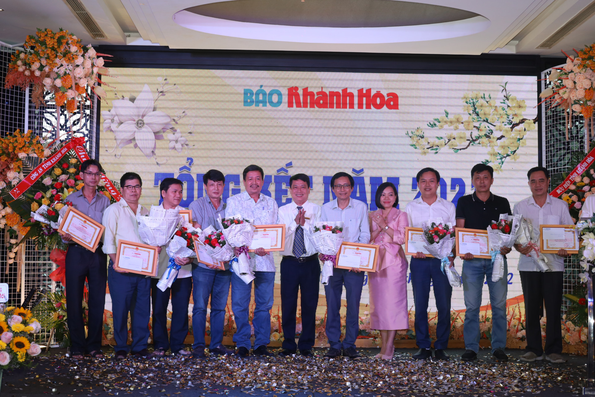 Lãnh đạo Báo Khánh Hòa khen thưởng cộng tác viên xuất sắc trong năm 2021. 