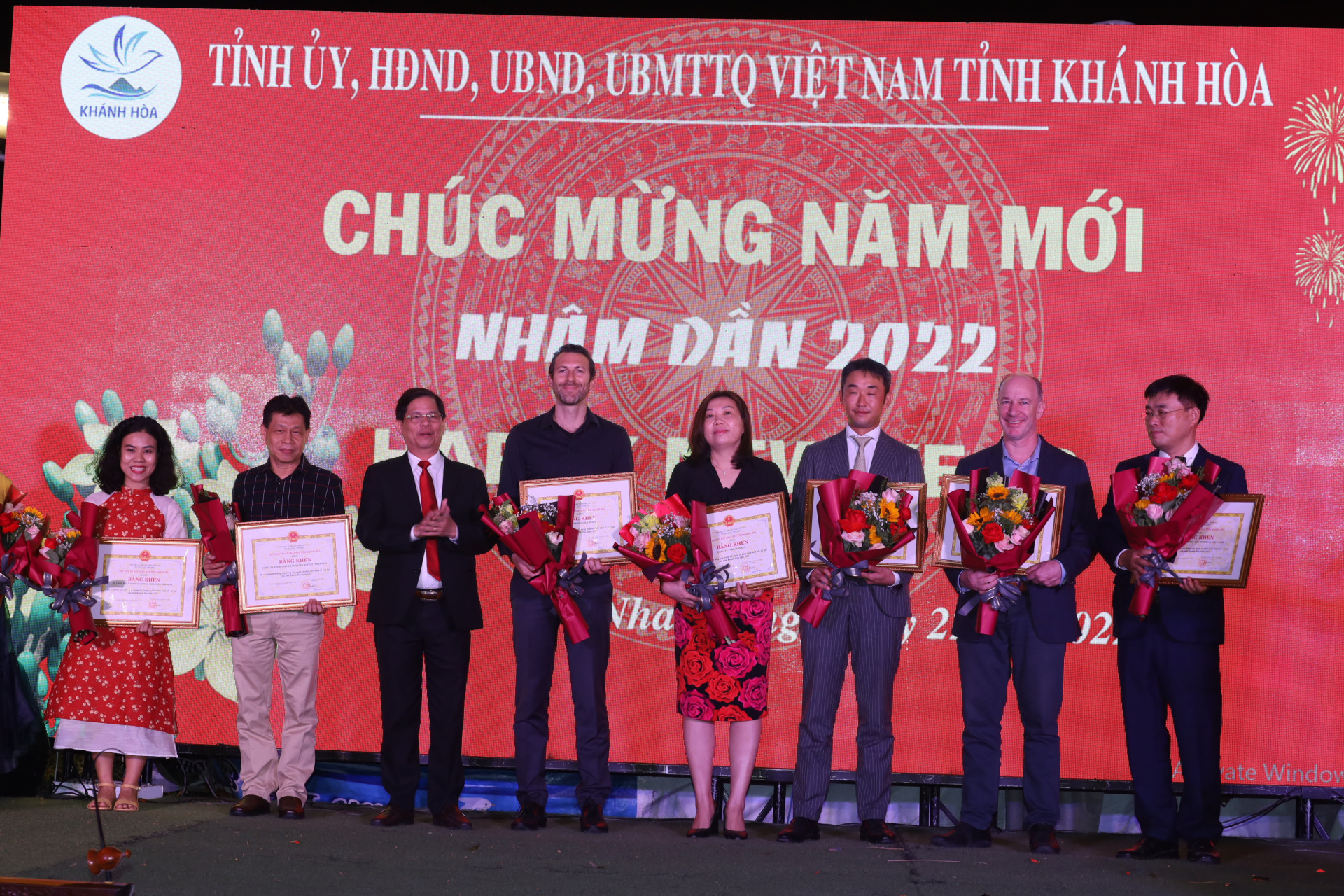 Ông Nguyễn Tấn Tuân trao bằng khen cho đại diện các tập thể.