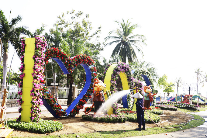 Nhân viên Công ty Cổ phần Môi trường Đô thị Nha Trang chăm sóc hoa chuẩn bị cho Hội hoa xuân.