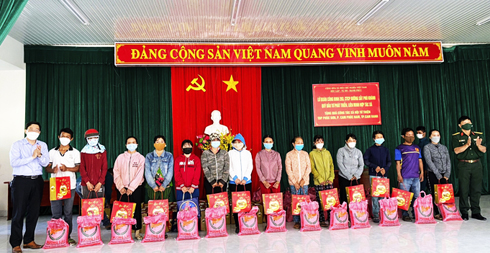 Tặng quà Tết cho 81 hộ dân tộc thiểu số gặp khó khăn