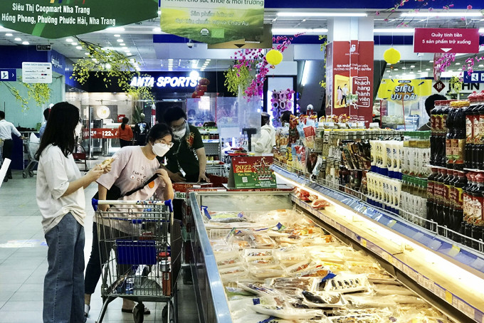 Khách hàng mua sắm tại Siêu thị Co.opmart Nha Trang. 