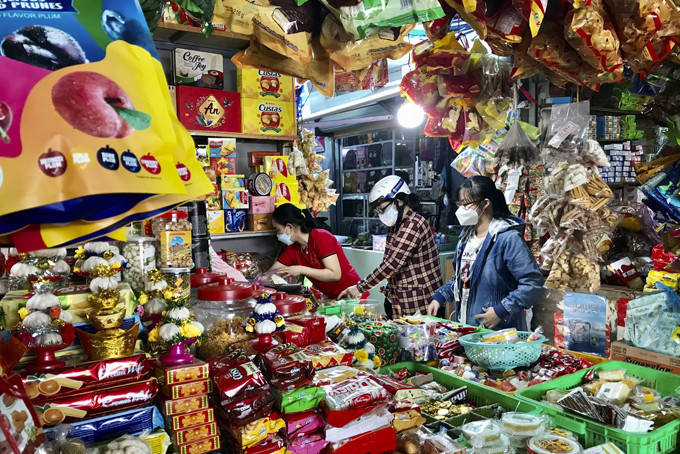 Người dân mua sắm hàng hóa Tết tại chợ Phương Sơn, TP. Nha Trang. 