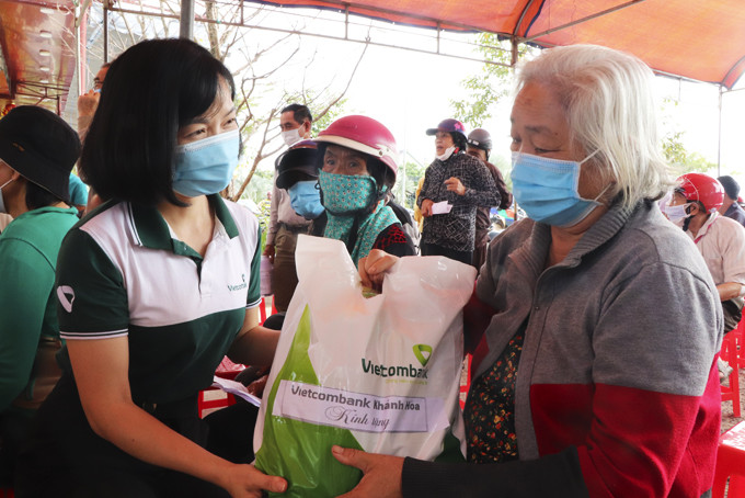 Bà Võ Thị Thu Hương - Phó Giám đốc Vietcombank Chi nhánh Khánh Hòa  trao quà cho người dân. 