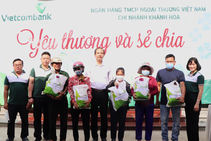 Lãnh đạo thị xã Ninh Hòa và Vietcombank Chi nhánh Khánh Hòa  tặng quà cho các hộ dân.