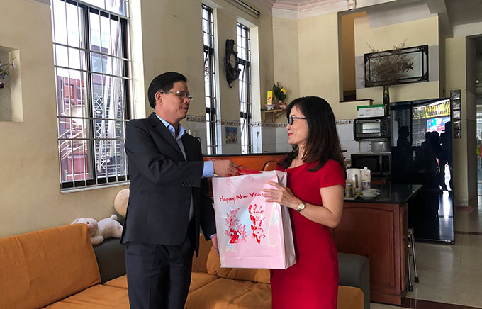 Chủ tịch UBND tỉnh Nguyễn Tấn Tuân thăm, chúc Tết các gia đình nguyên cán bộ chủ chốt của tỉnh đã từ trần