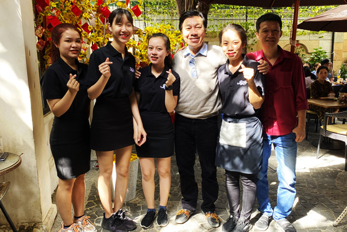 Diễn viên Kiến An chụp hình cùng fan hâm mộ tại quán cà phê Bonjour trên đường Hoàng Văn Thụ, TP. Nha Trang.