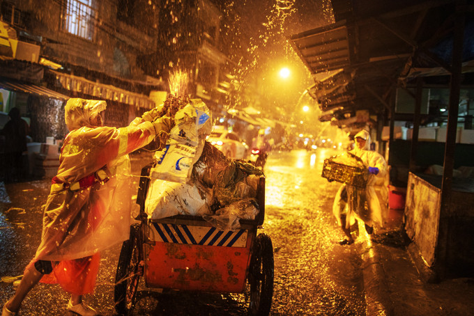 <p style= &quot;text-align: justify; &quot;>“Dưới cơn mưa”, tác giả Hoài Văn, giải nhì cuộc thi ảnh “Nét đẹp lao động” lần 3.</p>