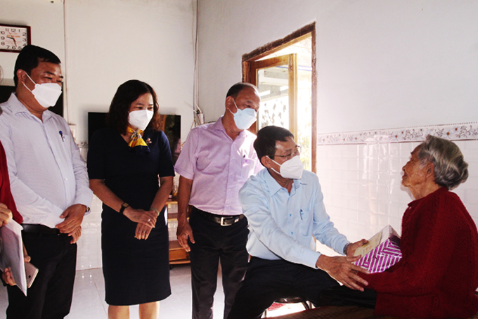 Chúc thọ các cụ tròn 100 tuổi và chúc Tết gia đình chiến sĩ, công chức công tác tại Trường Sa