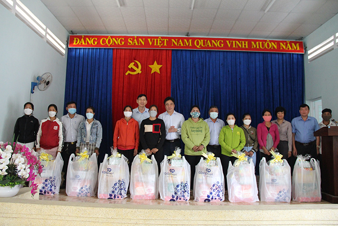 Ông Nguyễn Khắc Toàn thăm, tặng quà Tết, bàn giao nhà tình nghĩa tại các địa phương