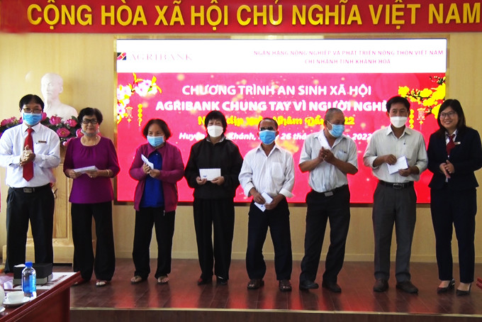 Lãnh đạo Agribank Chi nhánh huyện Diên Khánh trao tiền hỗ trợ cho đại diện các hội đặc thù của huyện. Ảnh BẢO NGUYÊN