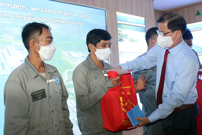 Ông Nguyễn Tấn Tuân trao quà Tết cho công nhân Công ty TNHH Đóng tàu Hyundai Việt Nam.