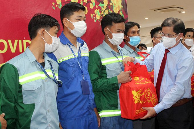 Ông Nguyễn Tấn Tuân trao quà Tết cho công nhân Công ty Cổ phần Cảng quốc tế Nam Vân Phong.