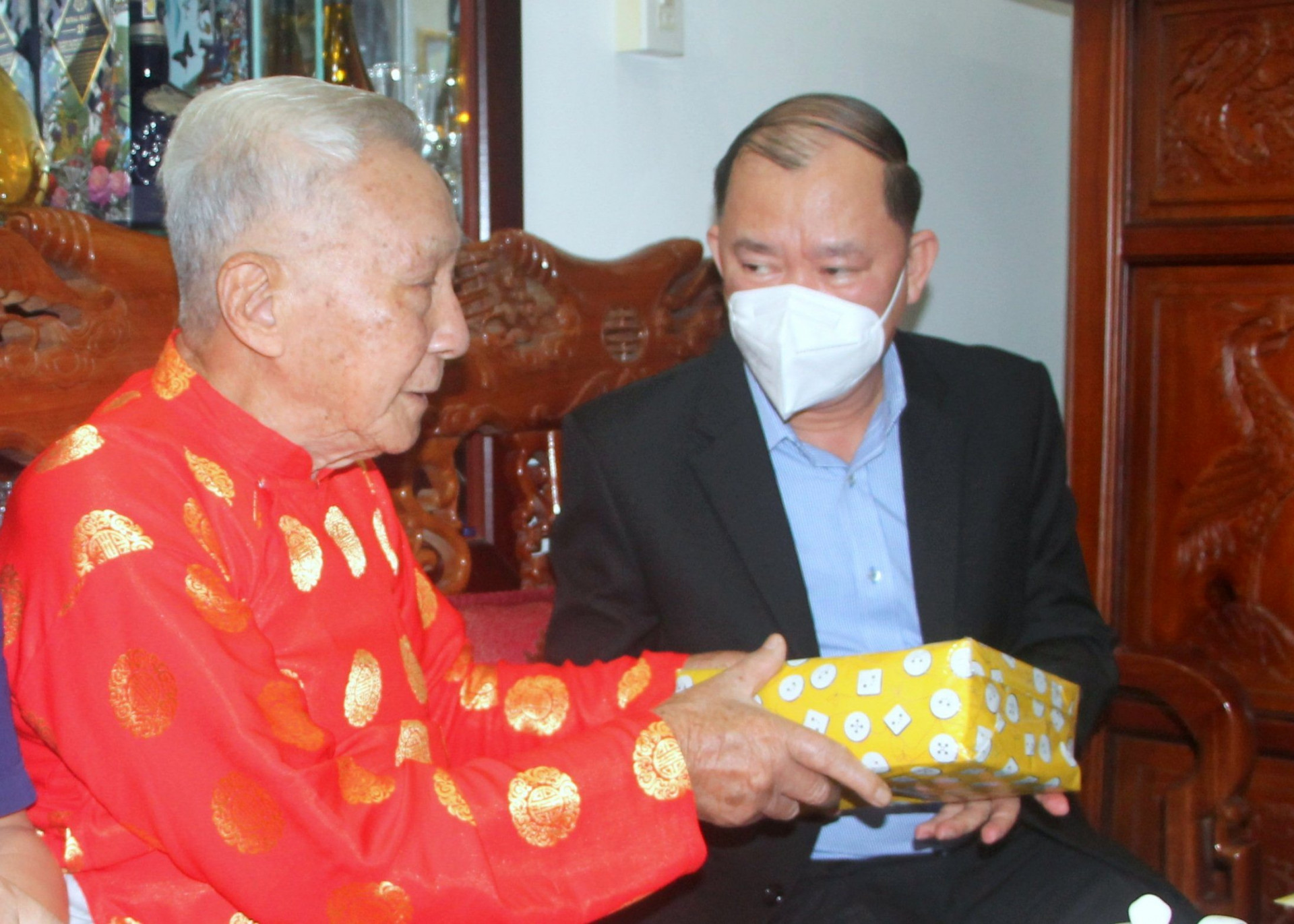 Ông Nguyễn Anh Tuấn tặng quà, chúc thọ cụ Nguyễn Công Bằng.