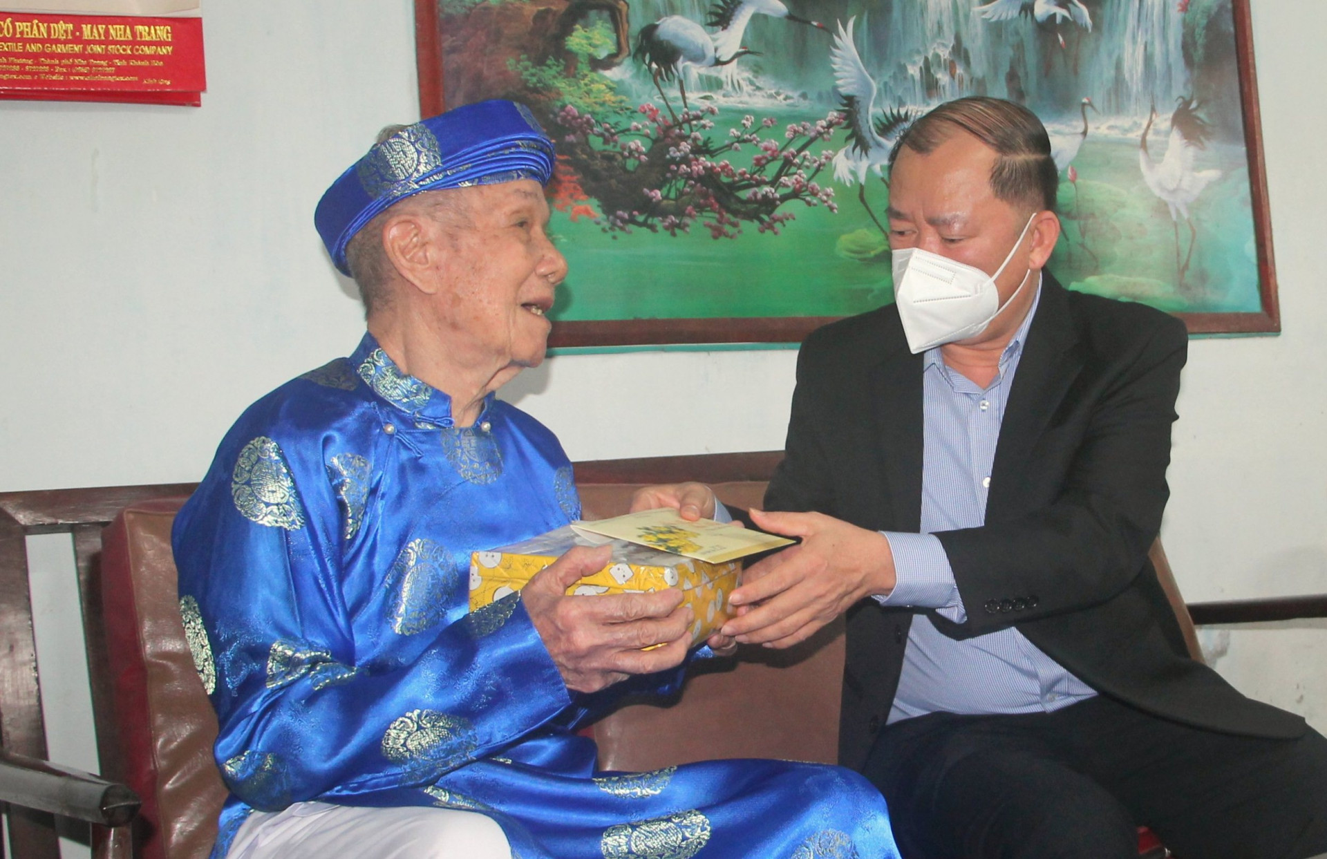 Ông Nguyễn Anh Tuấn tặng quà, chúc thọ cụ Nguyễn Ngọc Đức.