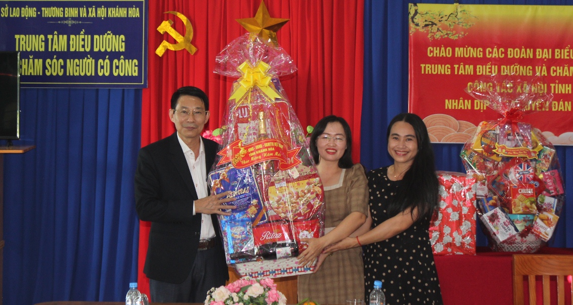 Ông Đinh Văn Thiệu thăm, chúc Tết người có công và Câu lạc bộ Hưu trí tỉnh