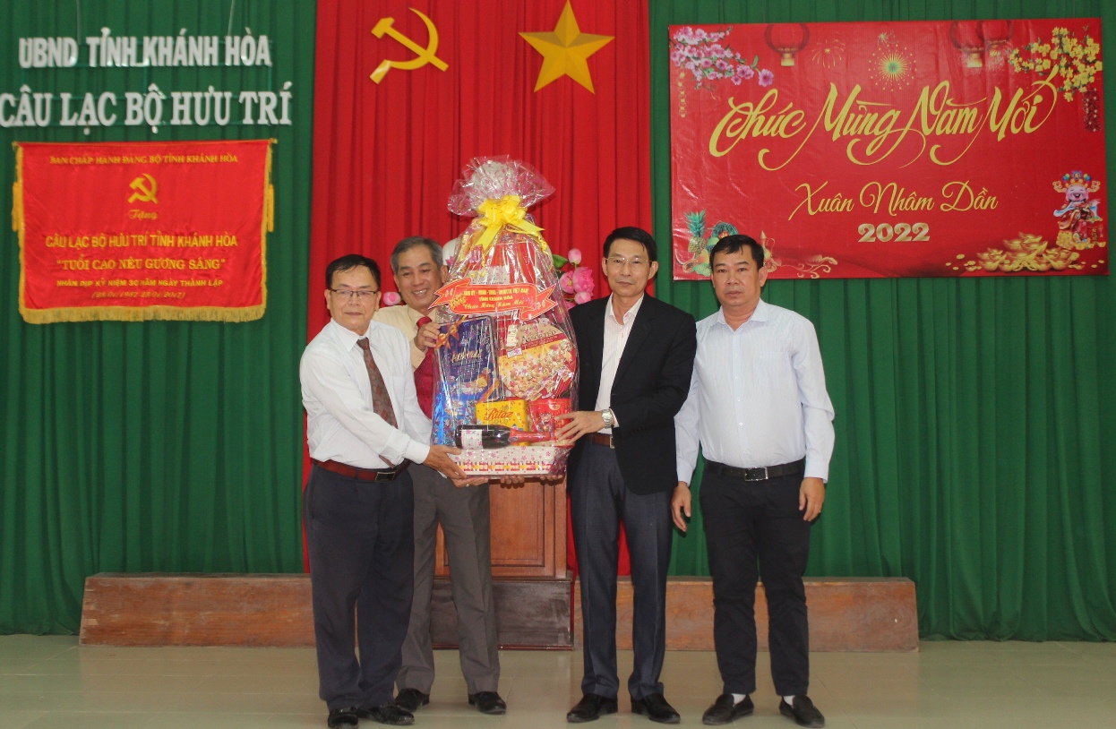 Ông Đinh Văn Thiệu tặng quà, chúc Tết tại Câu lạc bộ Hưu trí tỉnh.
